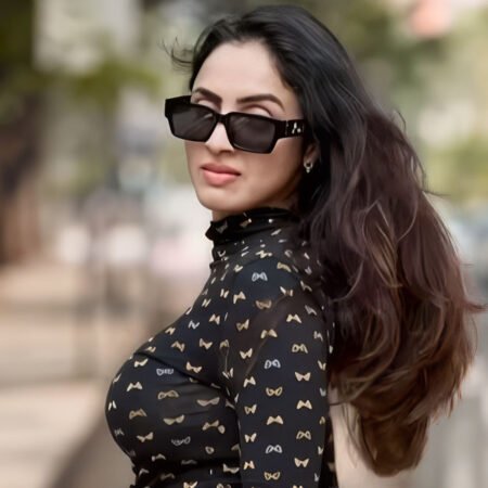 Priyanka Kholgade stuns with South Indian charm & chic sophistication, captivating fans in her 'Bekabu Reel'!