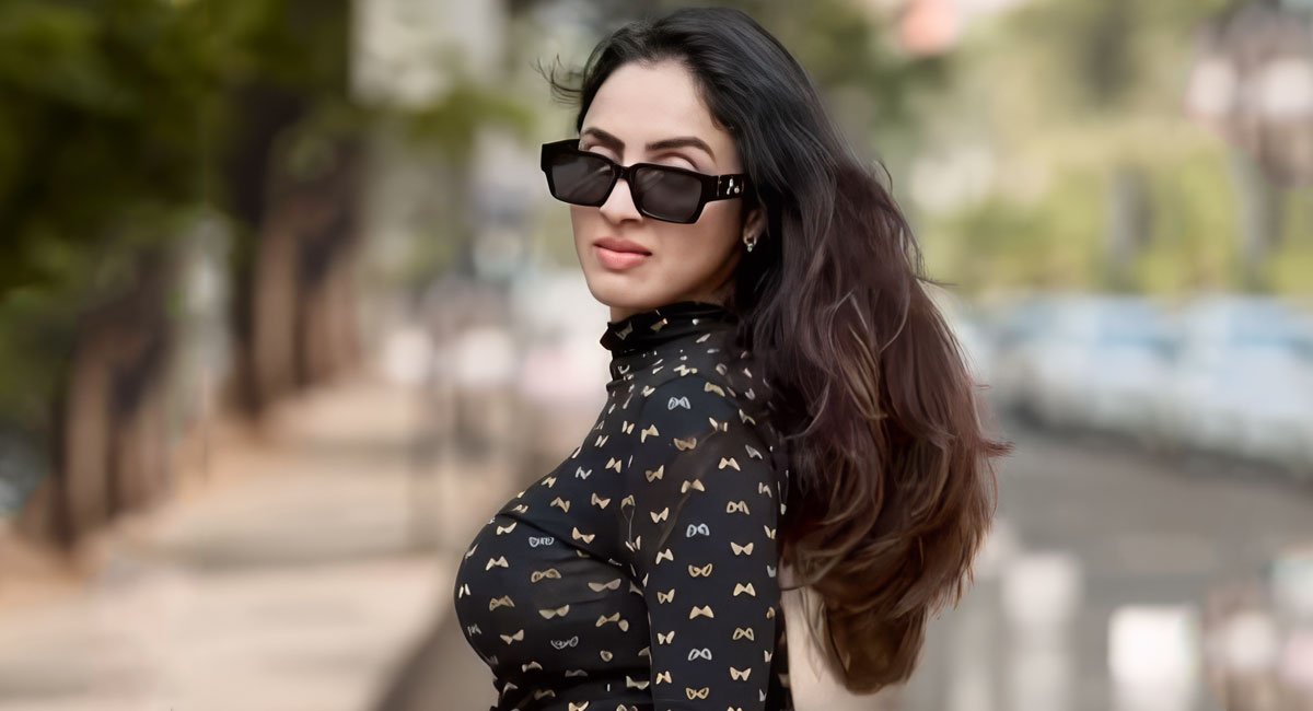 Priyanka Kholgade stuns with South Indian charm & chic sophistication, captivating fans in her 'Bekabu Reel'!